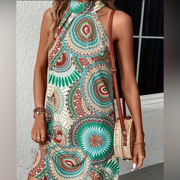 Small Green Retro Print Halter Dress - Picture 3 of 13